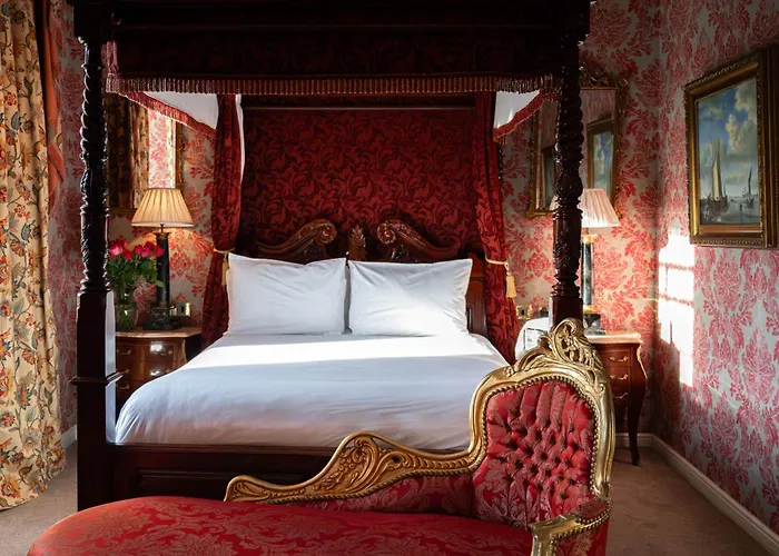 Top Haunted Hotels in Edinburgh for Ghostly Encounters