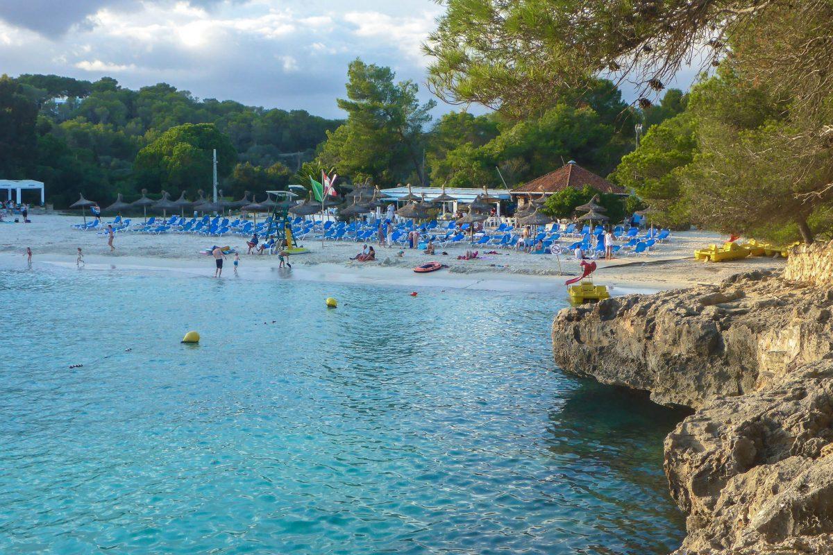 Cala Mondragó with the nearby Parc Natural Mondragó near Cala Figuera in southeast Mallorca, Spain - © Lila Pharaoh / franks-travelbox