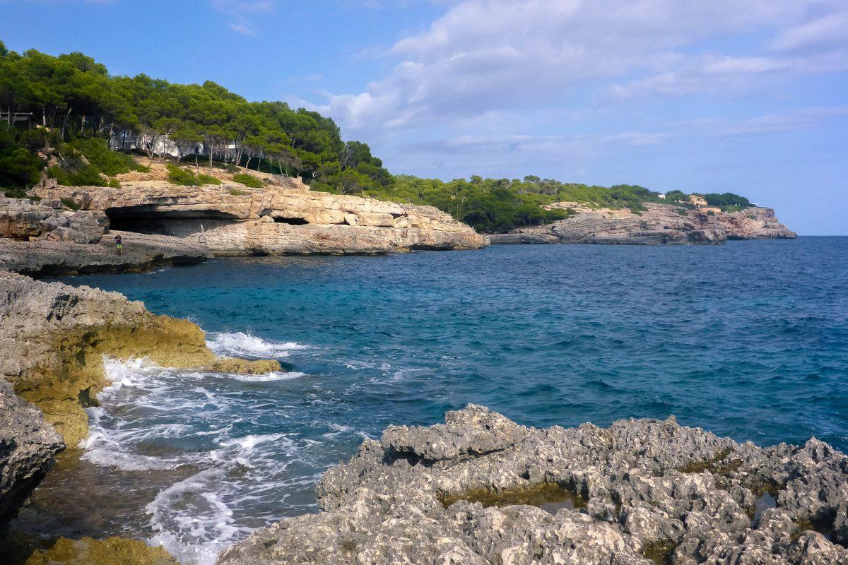 The rocky cliffs around Caló d'es Burgit near Cala Figuera guarantee spectacular panoramas, Mallorca, Spain - © Lila Pharaoh / franks-travelbox